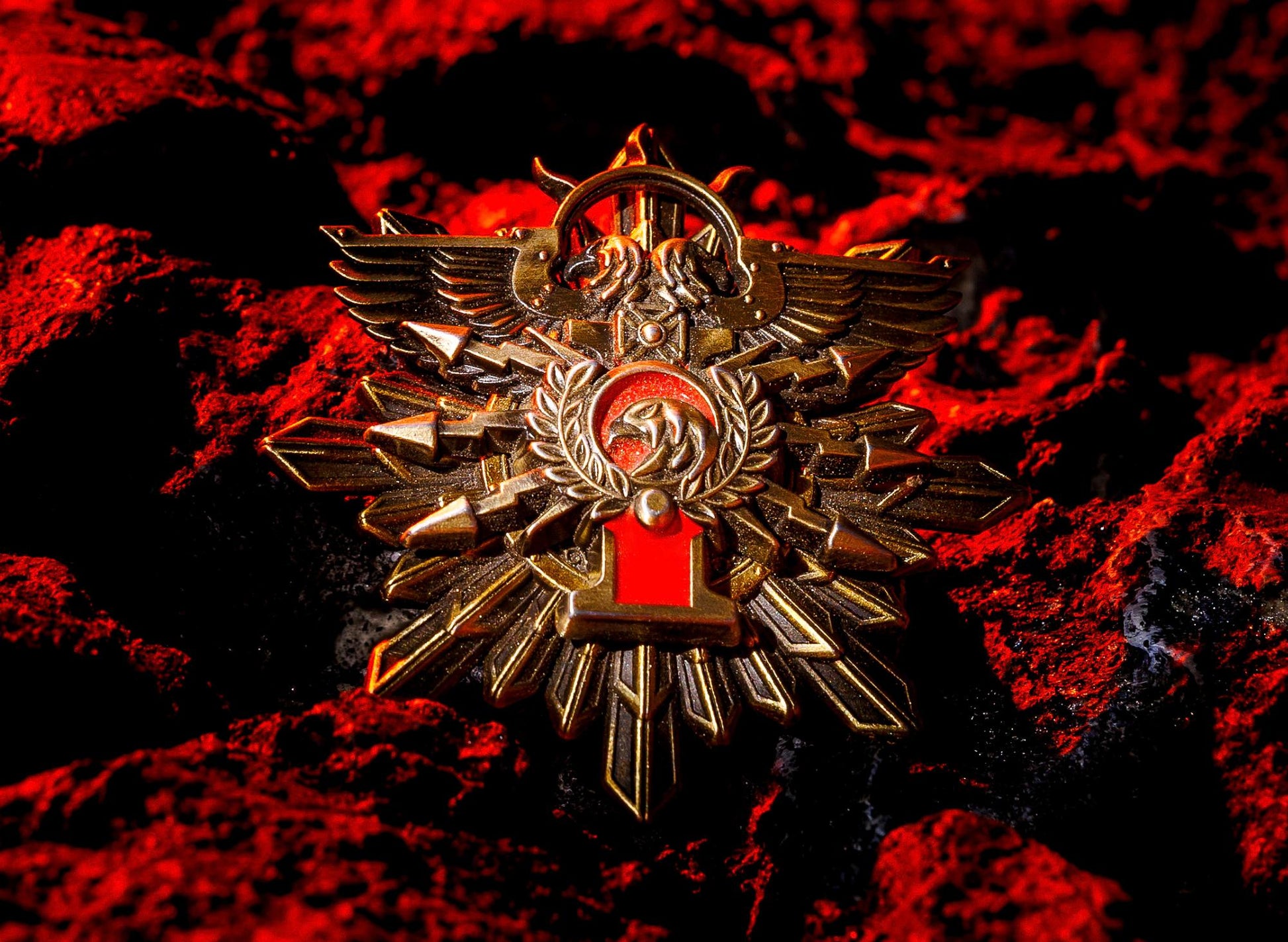 Warhammer 40K Enamel Pin-Adeptus Custodes Bodyguards Badge | Gold Plated Brooch | Astra Miliitarum Fan Gift | Gothic Sci-Fi Pin | 40K Merch