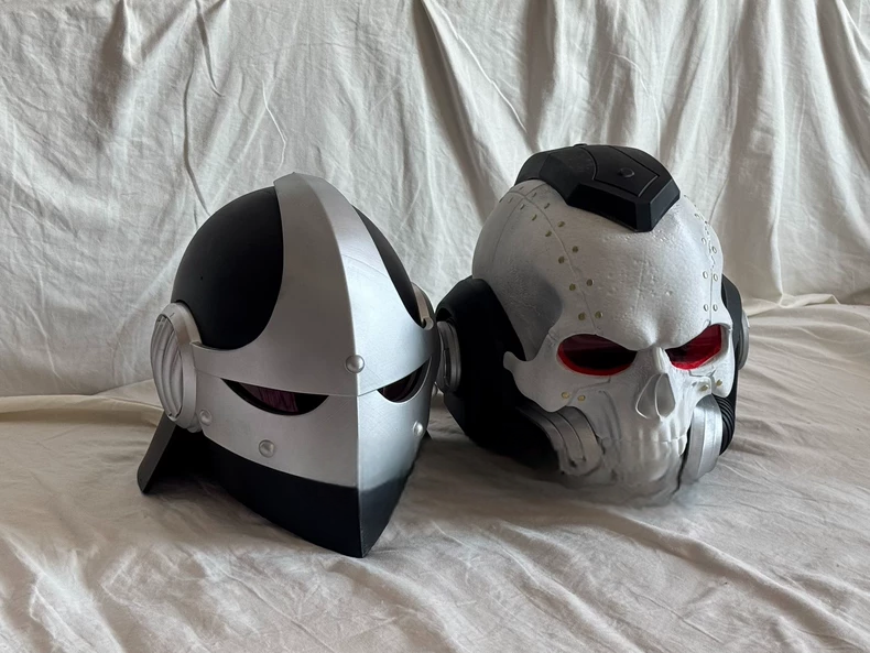 Warhammer 40K-Inspired Iron Recon Helmet – Silver & Black Tactical Cosplay Armor